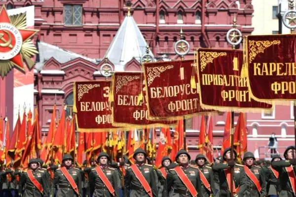RUSIA a sfidat pandemia cu parada dedicată Zilei Victoriei. Zeci de mii de oameni au participat