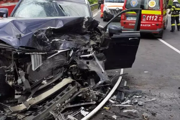 FOTO Accidente rutiere în lanț în județul Brașov! Trei persoane rănite, mașini distruse și trafic blocat complet pe DN1
