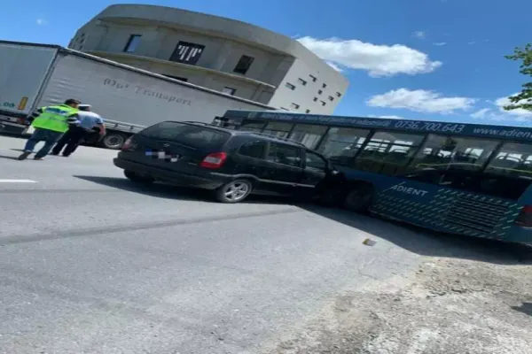 Accident grav, în Dolj: 2 victime, după ce a intrat cu mașina într-un autobuz