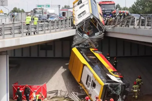 FOTO-VIDEO Accident GRAV în Polonia: un MORT și cel puțin 20 de RĂNIȚI după ce un autobuz a alunecat de pe un pod
