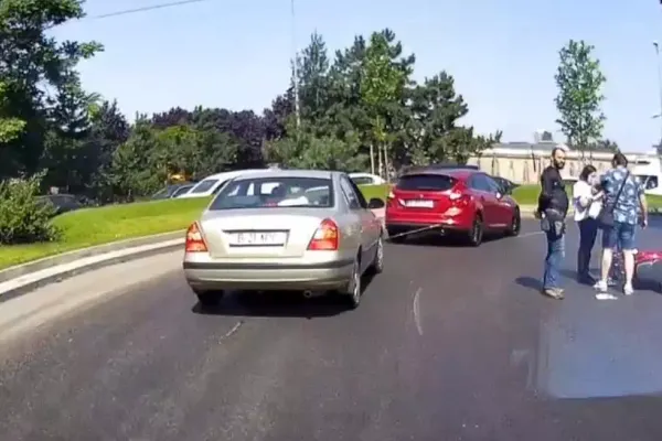 VIDEO Accidente în lanț în București, din cauza substanței cu care s-a stropit carosabilul