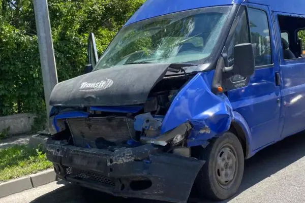 Accident grav, pe DN 1. Impact violent cu o dubă