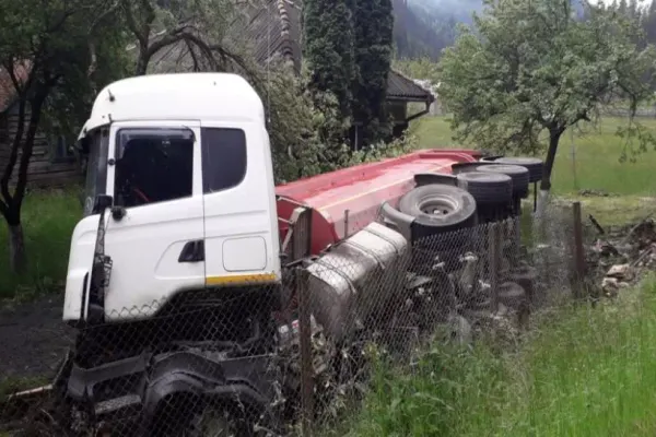 FOTO Un bărbat a fost lovit de un camion ricoșat în urma unui accident
