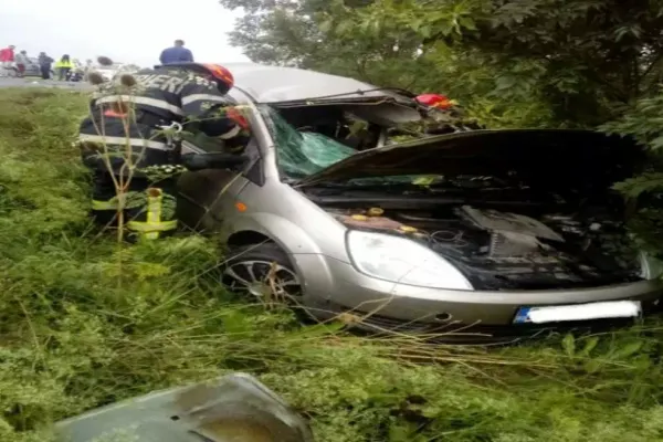 Accident grav, în jud. Timiș: un mort, după ce mașina a fost proiectată într-un TIR