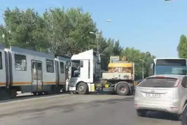 FOTO Accident pe linia tramvaiului 41: un TIR a lovit în plin un tramvai