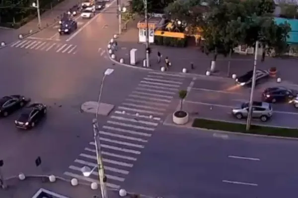 Accident spectaculos, cu 6 mașini, într-o intersecție din Capitală - VIDEO