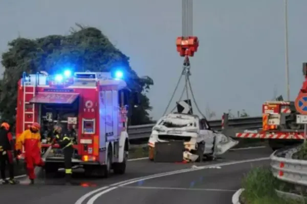Tragedie in Italia: o mașină în care se aflau doi români a plonjat de pe un pod. Amândoi au murit pe loc