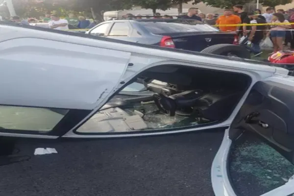 ACCIDENT spectaculos: o mașină a ajuns CU ROȚILE ÎN SUS, pe un bulevard din Turnu Severin