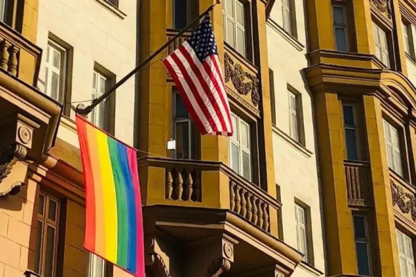 Steagul curcubeu al mișcării LGBTI, arborat la Moscova în ziua referendumului care interzice căsătoriile între homosexuali în Rusia