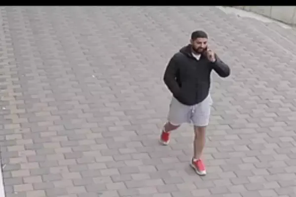 Bărbat violent, care a amenințat cu cuțitul oameni pe stradă, căutat de polițiștii din Neamț
