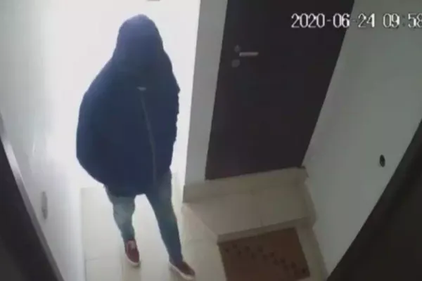 VIDEO/ Bărbat căutat de polițiștii craioveni după ce a fost filmat când verifica ușile mai multor apartamente