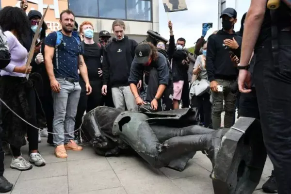 VIDEO George Floyd - Black Lives Matter. Proteste violente în Londra/Statuie din Bristol, demolată/Mesajul lui Boris Johnson
