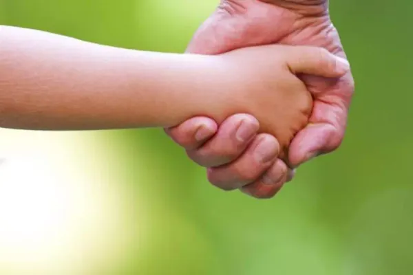 Cum și-a salvat mama un copil de 4 ani. Polițiștii, uimiți de gestul micuțului