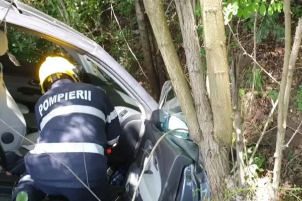 Foto | Accident spectaculos pe DN 72. Două persoane transportate la spital