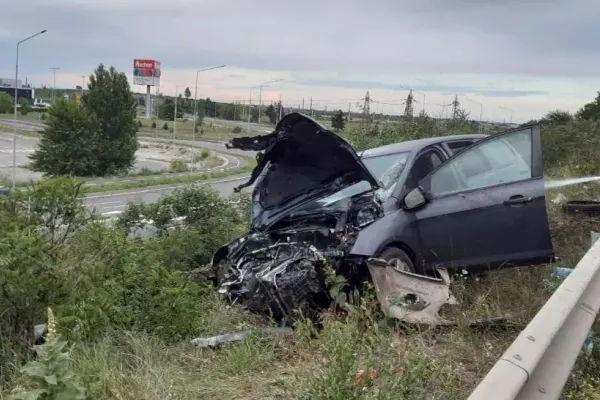 FOTO Accident pe podul de pe centura Ploiești: Șoferița a fost transportată la spital