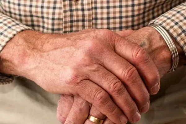 Focar COVID-19 la un centru de tratament pentru bătrâni de lângă Brașov! Câți pacienți sunt infectați