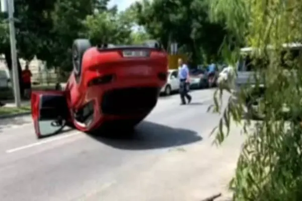 Accident grav, în Capitală: mașina în care era iubita lui Ciro Castellano s-a răsturnat