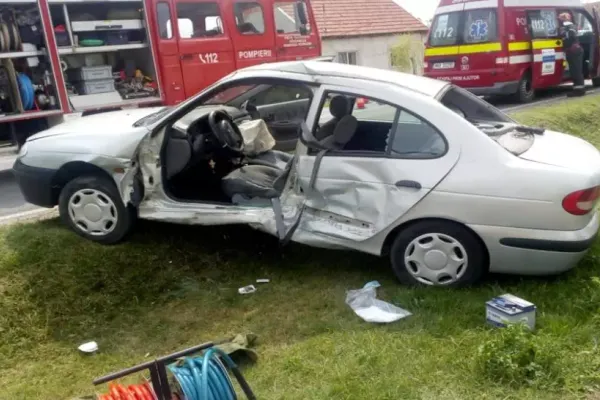 Accident grav, în Timiș: microbuz cu persoane, impact violent. Elicopterul SMURD, solicitat