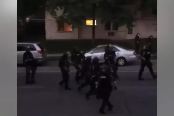 VIDEO PROTESTE ÎN SUA Polițiștii au tras cu gloanțe de cauciuc în oameni care-i filmau din propriile case