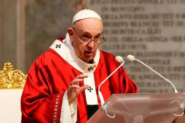 Focar COVID în anturajul Papei Francisc. Patru elvețieni din garda de elită  afectați de virus