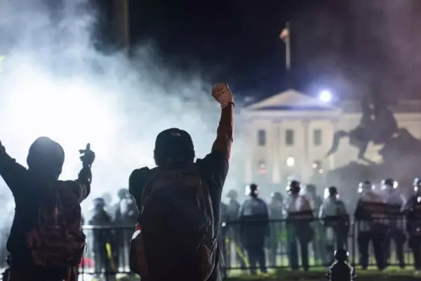 Bărbat împușcat mortal în SUA, în timpul protestelor pro și anti Trump