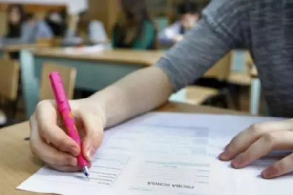 Metoda ULUITOARE prin care o candidată de 45 de ani a încercat să copieze la examenul de Bacalaureat