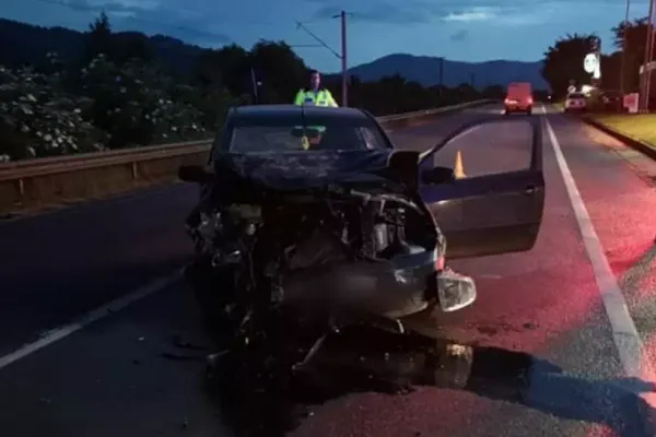 Accident grav, la ieșirea din Gura Humorului: un bărbat a murit, după ce a fost proiectat prin parbriz. Alți 3 răniți