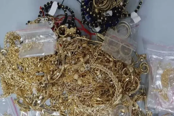 Româncă, dosar penal pentru contrabandă. A vrut să intre cu peste 1 kg de aur în țară