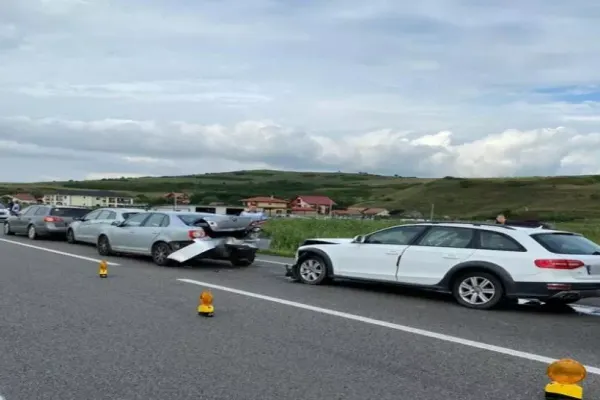 FOTO | Accident cu patru maşini la intrare în Cluj-Napoca! Trei persoane au ajuns la spital