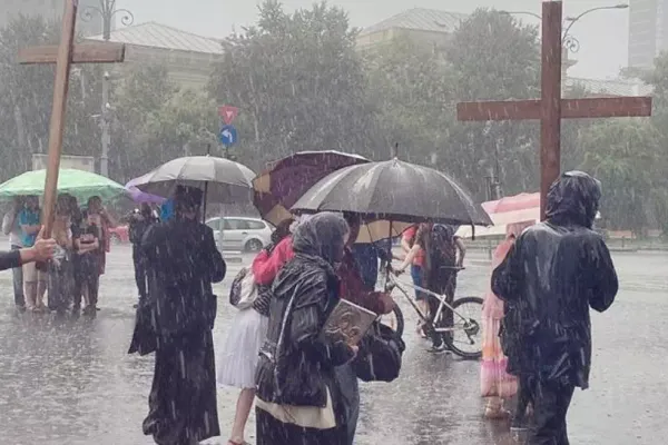 Protest anti-carantină la Guvern: Manifestantii au scandat „Jos nazismul” și „Libertate, libertate”