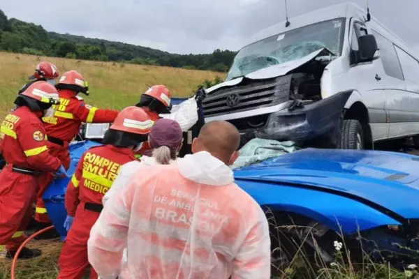 Accident grav, pe DN 1. Bolid de lux, impact nimicitor cu un microbuz cu persoane: 5 victime