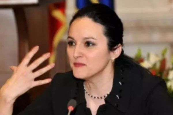 Alina Bica, fotografiată în timp ce vinde pizza în Italia! Parcursul incredibil de la șefia DIICOT la casieria unui restaurant peninsulă
