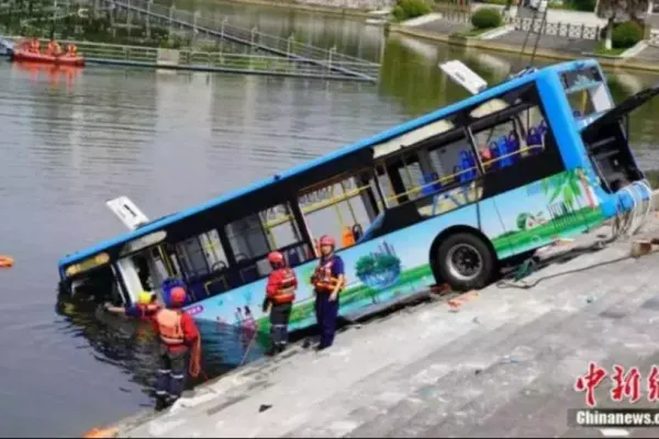 Ipoteză ȘOCANTĂ a poliției: Accidentul din China soldat cu 21 de morți, provocat INTENȚIONAT de șoferul autobuzului