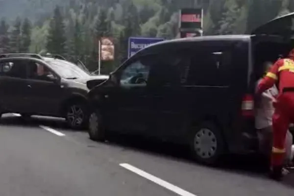 Accident grav la intrarea în Predeal: 5 RĂNIȚI și trafic blocat pe DN1