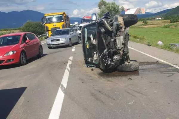 FOTO + VIDEO Accident grav în județul Bistrița Năsăud, 4 oameni răniți, a intervenit elicopterul SMURD