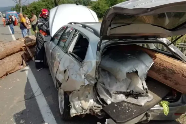 VIDEO Accident dramatic în județul Suceava, trei oameni răniți de buștenii căzuți dintr-o remorcă