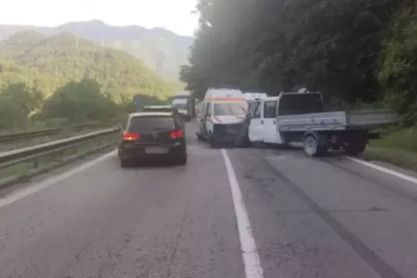 Accident grav pe Valea Oltului: o ambulanță implicată și 6 oameni răniți