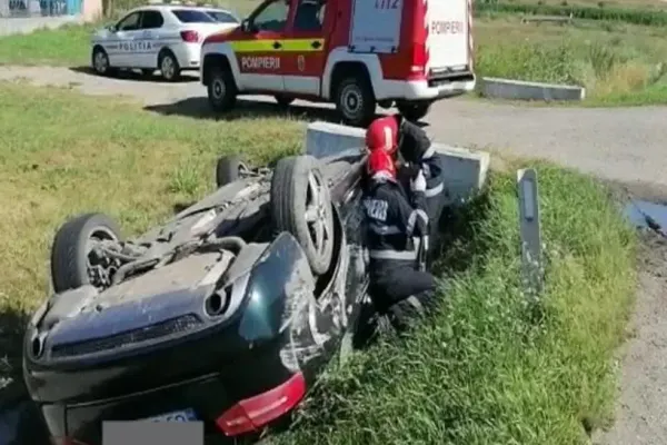 Accident în lanț, în jud. Cluj: doi răniți, 3 mașini distruse