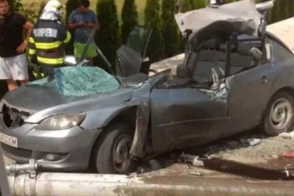 Accident teribil: un tânăr a murit, după ce un stâlp i-a căzut pe mașină