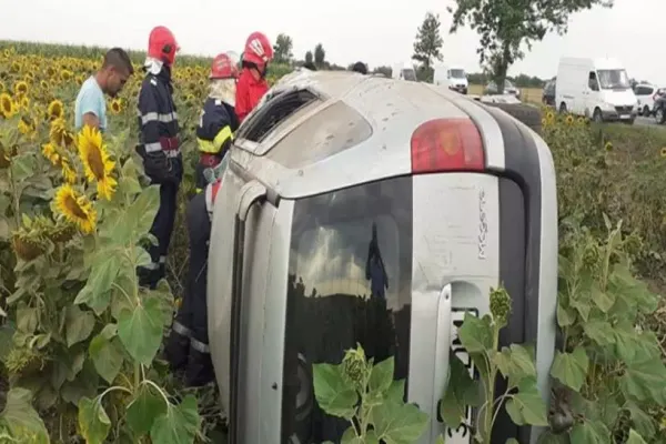Accident grav, în jud. Ialomiţa: 4 victime, după ce maşina s-a răsturnat pe câmp