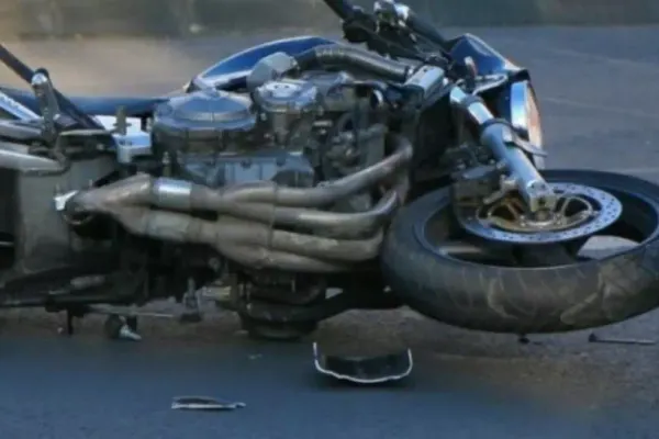 A murit după ce a intrat cu motocicleta în stâlp, în timp ce era urmărit de polițiști
