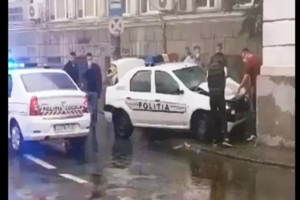 VIDEO Accident spectaculos la Craiova, un polițist a intrat cu autospeciala într-un zid