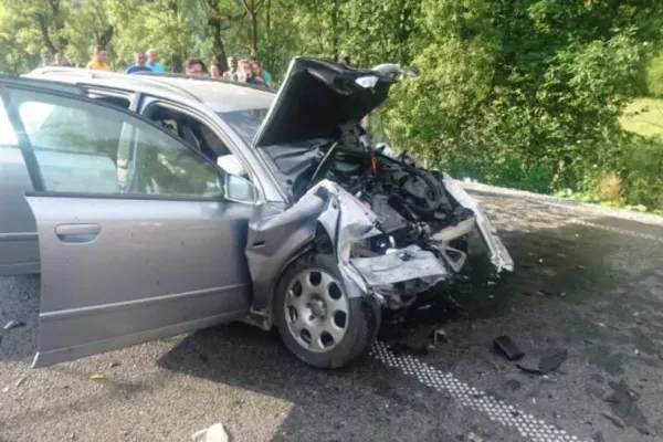 FOTO+VIDEO Accident teribil în județul Suceava, un autoturism spulberat de un TIR