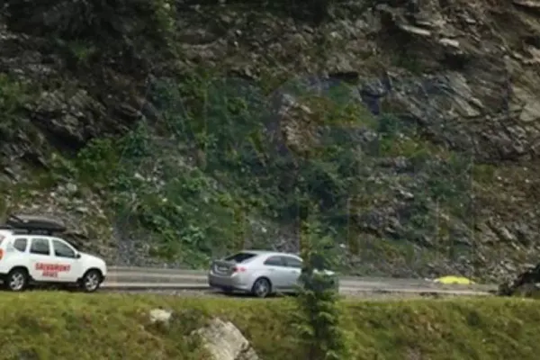 VIDEO Tragedie pe Transfăgărășan, un mort și doi răniți după ce o mașină a ieșit pe pe șosea