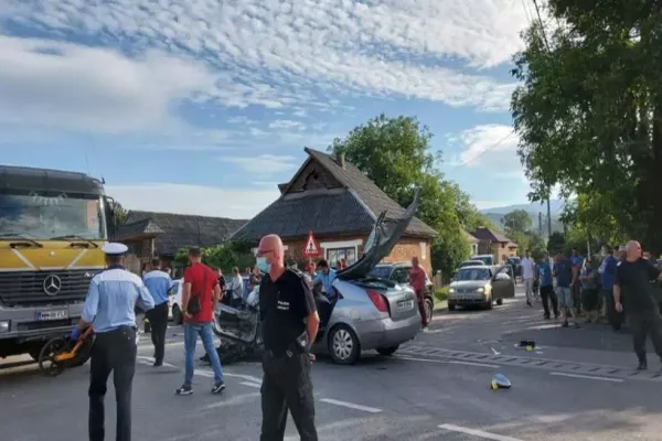 FOTO Accident rutier cu 5 victime în Maramureș. O autobasculantă s-a ciocnit cu un autoturism