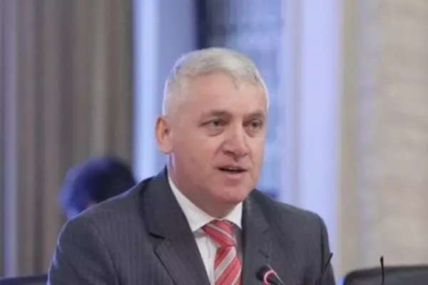 Adrian Țuțuianu și-a angajat soția și fiica la stat - Omul lui Ponta din Guvern, cumetrii la nivel înalt