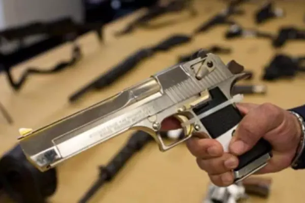 Pistoale și mitraliere de jucărie transformate în ARME LETALE. Ce au descoperit polițiștii la percheziții