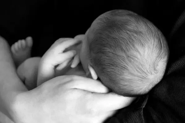 Statistică alarmantă: Un sfert dintre mamele minore din Uniunea Europeană trăiesc în România. Câte adolescente au născut anul trecut