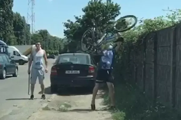 VIDEO Un șofer nervos s-a repezit la un biciclist cu ranga și i-a aruncat bicicleta