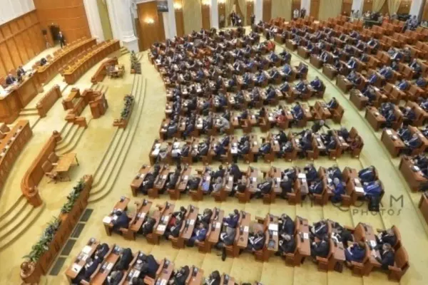 Guvernul, obligat să majoreze PENSIILE cu 40%! Parlamentarii au decis și majorarea salariilor profesorilor